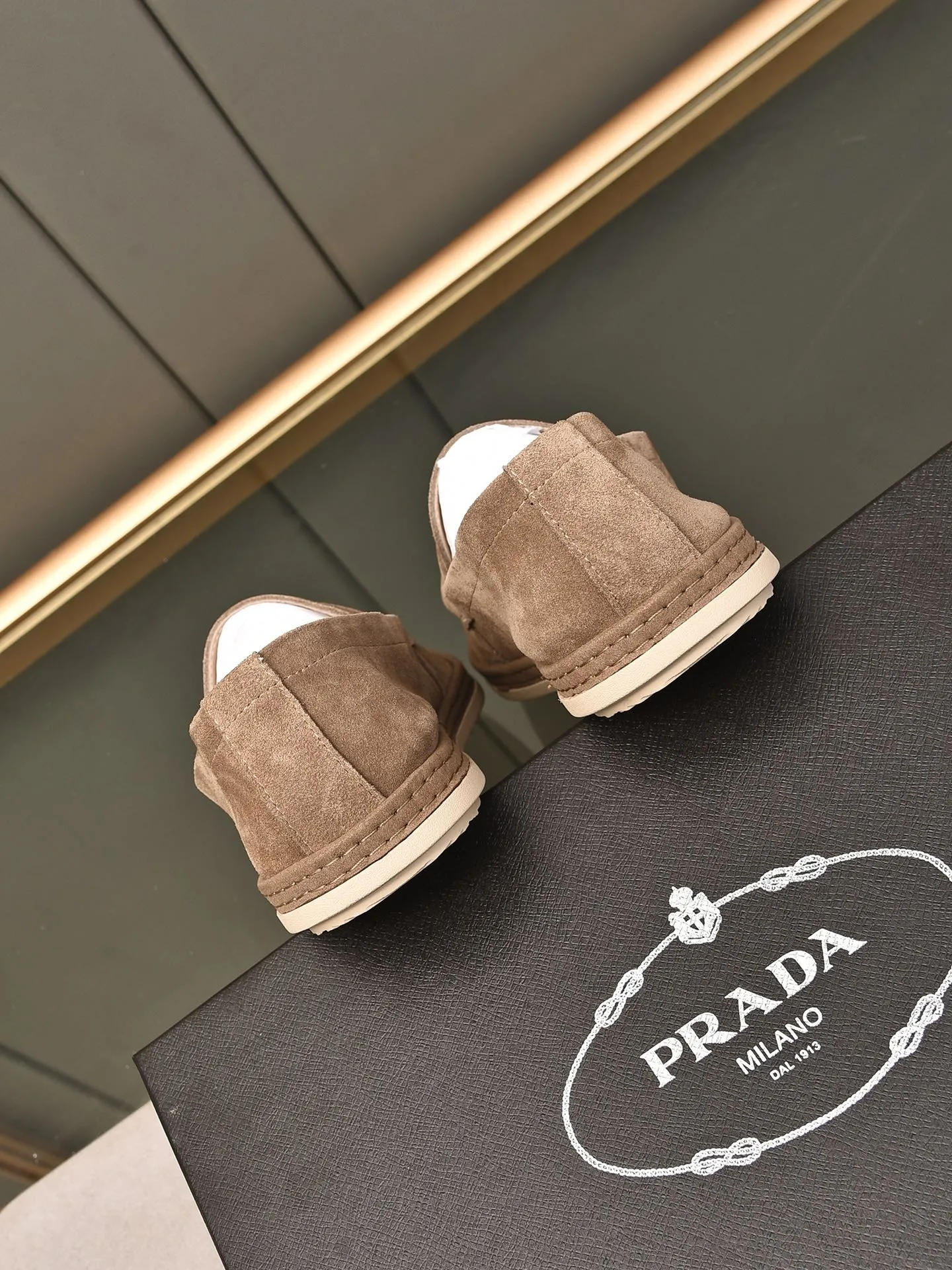 👟👟👟Men's Shoes💰P420 🆕🔥New Updates🔥👟PRADA (Prada) new products are released, imported soft cowhide, fashionable to allow air to penetrate the entire shoe, and the awesome shoes [strong] bring an extremely comfortable and breathable feeling! Beautiful inside and out! Exquisite workmanship, top-grade cowhide material, 😌Number: 38~44, black and white color options.